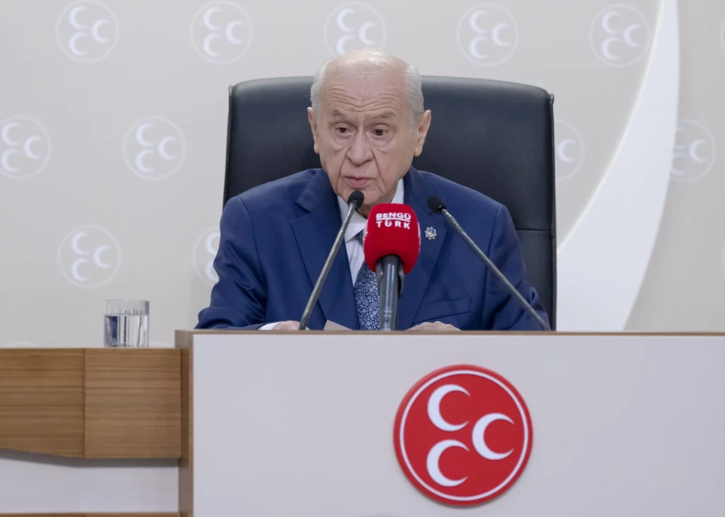 İranlı milliyetçi lider Bahçeli, İsrail’in eylemlerini eleştiriyor ve bunları “suçluluk psikolojisi” olarak tanımlıyor